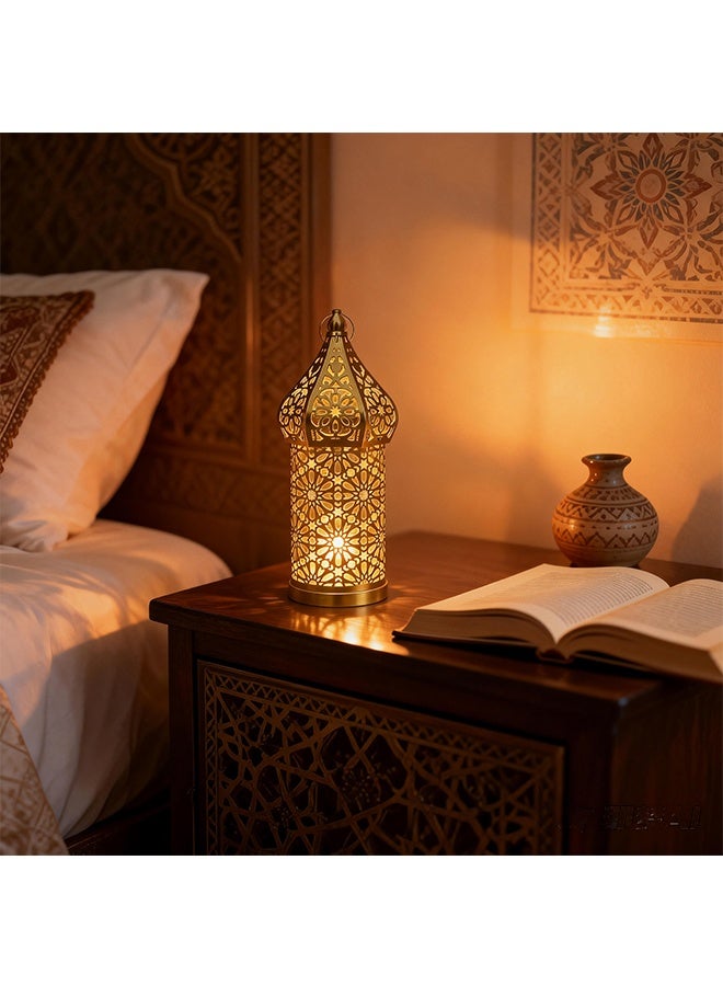 فانوس رمضان وعيد LED مفرغ - إضاءة زخرفية مغربية من الحديد المفرغ تعمل بالبطارية للمنزل، المكتب، غرفة النوم، غرفة المعيشة، للزينة والهدية (ذهبي - حجم متوسط) - Image 1